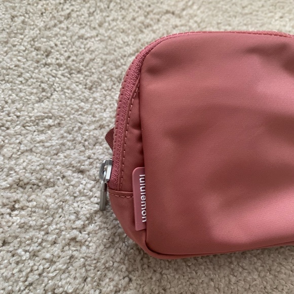 NWT Lululemon Everywhere Belt Bag Brier Rose - Picture 4 of 8